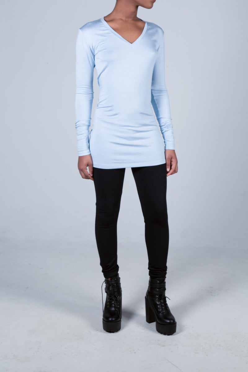 Fitted blue long sleeve v-neck t-hsirt.